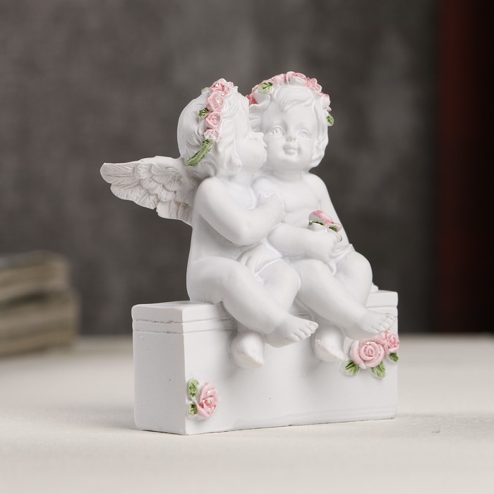 Сувенир полистоун "Белоснежные ангелы в розовых веночках сидят" 7,5х5,5х5 см 