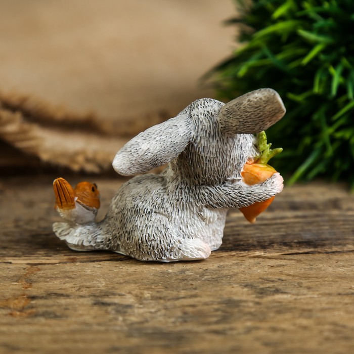 Сувенир полистоун миниатюра "Зайка с морковкой с птичкой на хвосте" 5х4,5х6,5 см 