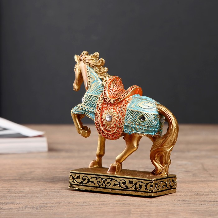Сувенир полистоун "Конь золотой в цветной попоне" 10,5х10,5х3,4 см 