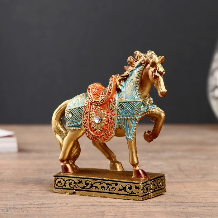 Сувенир полистоун "Конь золотой в цветной попоне" 10,5х10,5х3,4 см 