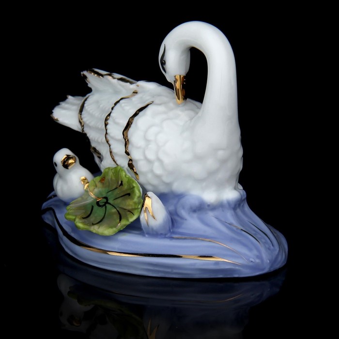 Сувенир "Лебедушка с деткой на пруду" 