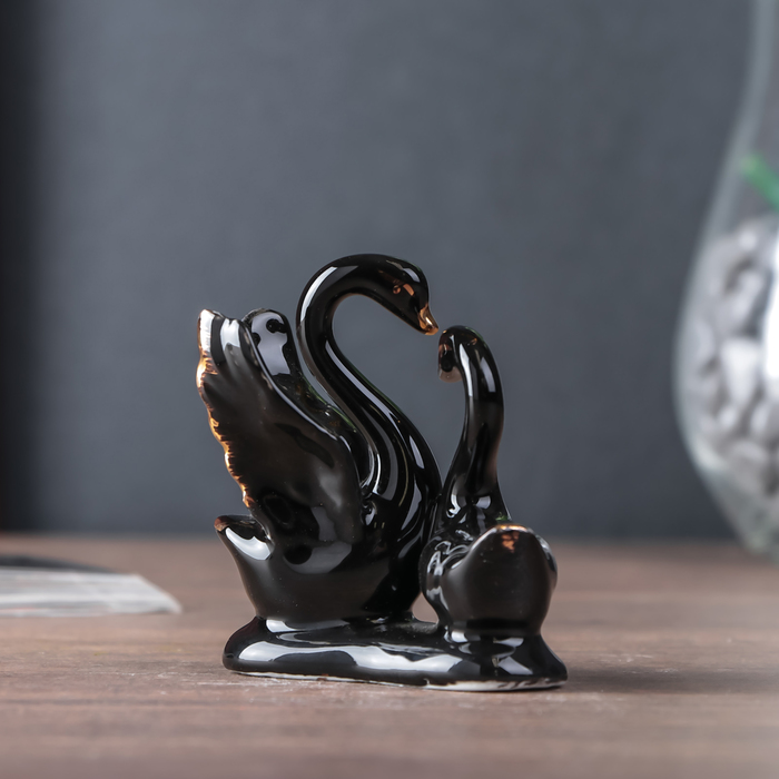 Сувенир керамика "Лебедь с лебёдушкой" чёрный с золотом 8,5х4х6,5 см 
