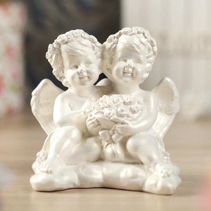 Статуэтка "Пара обнимающихся ангелов с букетом" малая, белая 