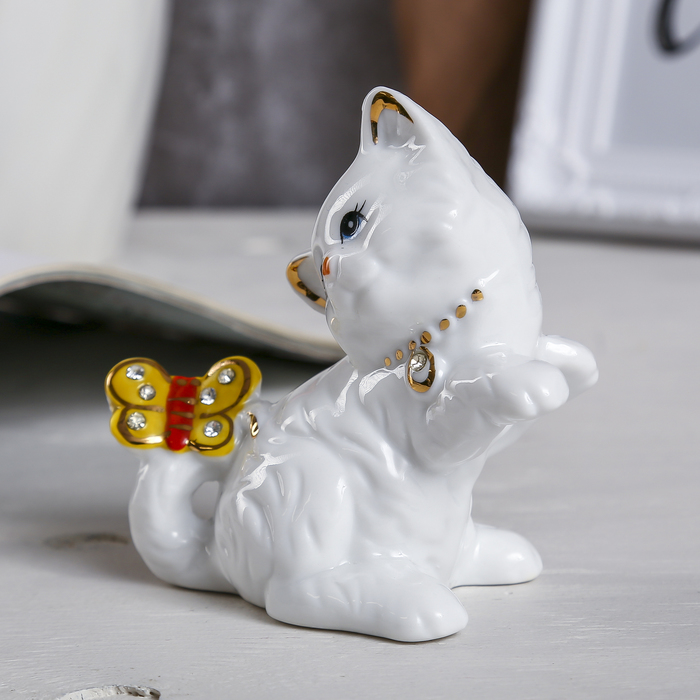 Сувенир "Белая кошка с бабочкой на хвосте" 9,5х9,5х5,2 см 