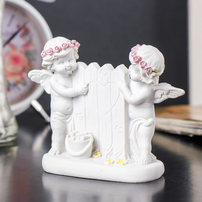 Сувенир полистоун "Белые ангелы в розовых веночках у заборчика" 9х4х11 см 