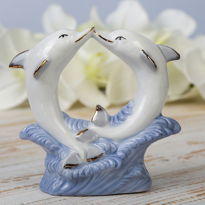 Сувенир "Танцующие дельфины в волнах" белые с голубым 12х11,5х4 см 