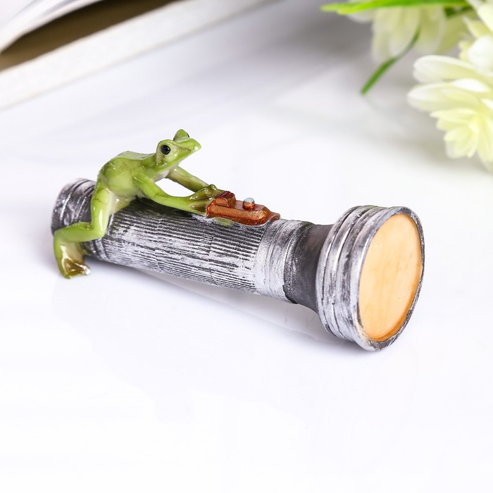 Сувенир полистоун миниатюра "Лягушка на фонарике" 4х3х8 см 