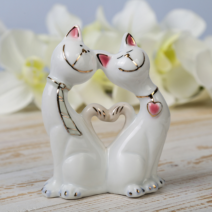 Сувенир "Кот в галстуке и кошка с сердечком" цветные 12х8,5 см 