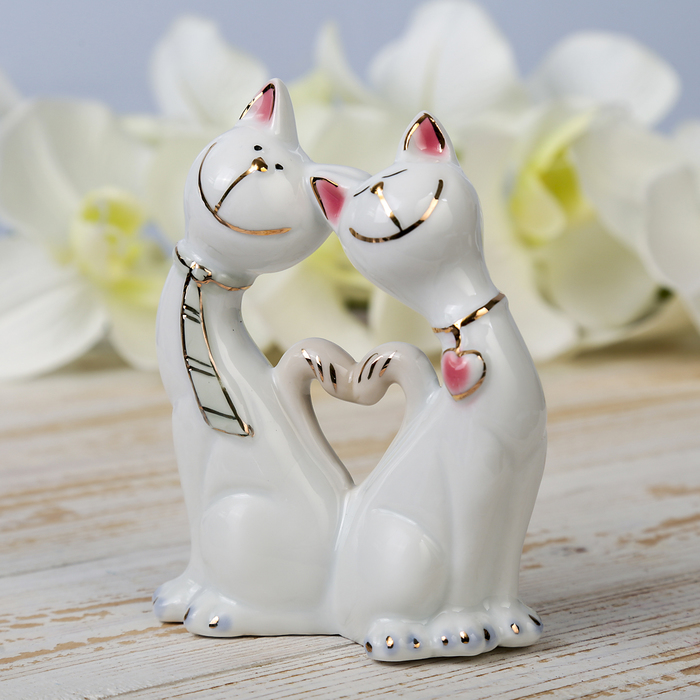 Сувенир "Кот в галстуке и кошка с сердечком" цветные 12х8,5 см 