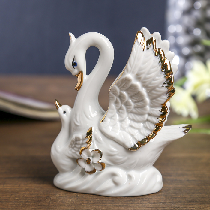 Сувенир керамика "Белая лебедь с малышом" 10,5х9х4,5 см 