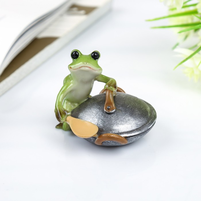 Сувенир полистоун миниатюра "Лягушонок со сковородой" 5х6,5х6,5 см 