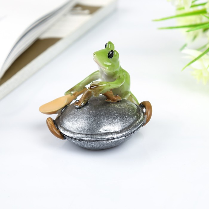 Сувенир полистоун миниатюра "Лягушонок со сковородой" 5х6,5х6,5 см 