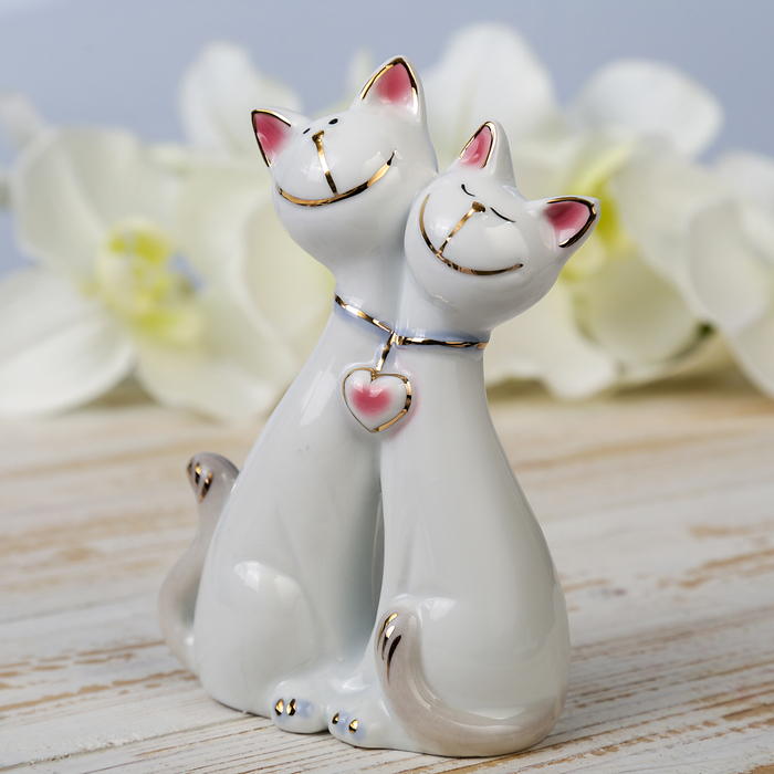 Сувенир "Кот и кошка с сердечком" цветные 13х9,5х5 см 