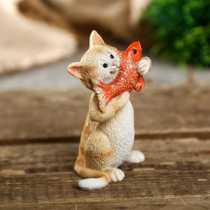 Сувенир полистоун миниатюра "Котик с большой рыбкой" 8,5х4х6,5 см 