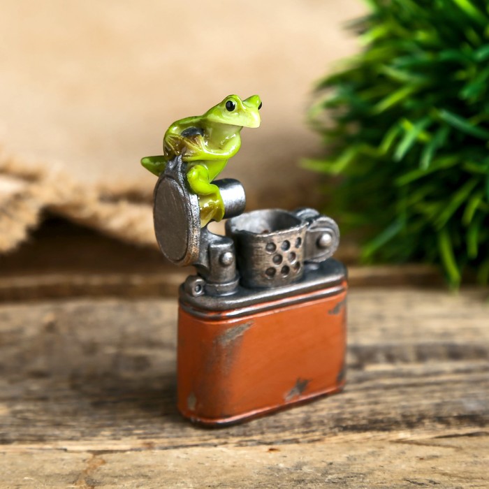 Сувенир полистоун миниатюра "Лягушка на зажигалке" 7х2х4,5 см 