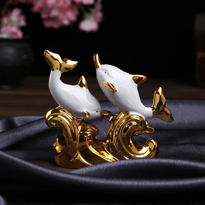 Сувенир керамика "Семейство дельфинов среди кораллов" белый с золотом 11,7х14х4 см 