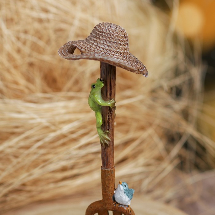 Сувенир полистоун "Лягушонок, воробей, вилы и соломенная шляпа" 