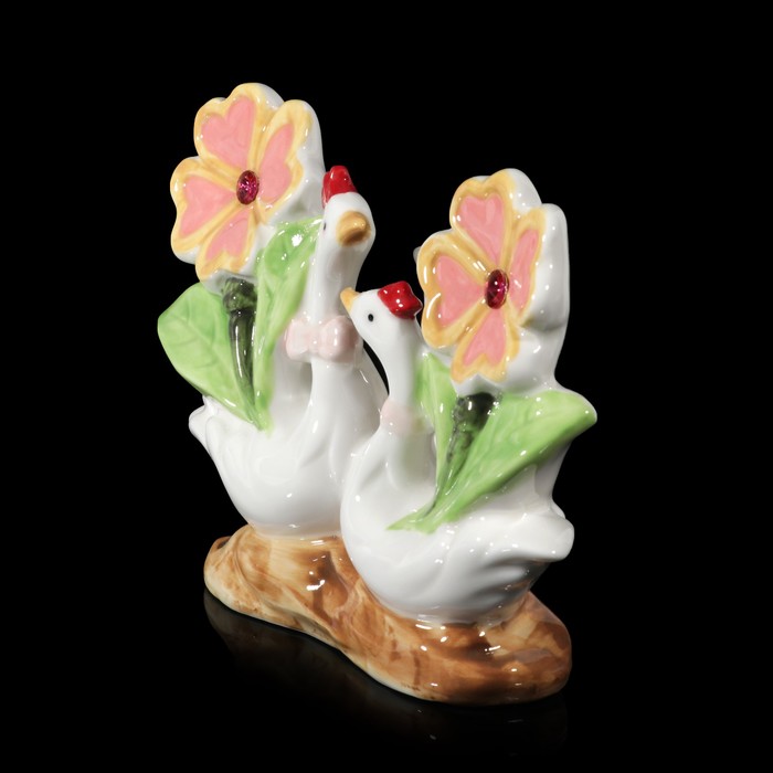 Сувенир керамика вазон "Лебедь и лебёдушка с цветами-сердечками" 15,5х20,5х7 см 