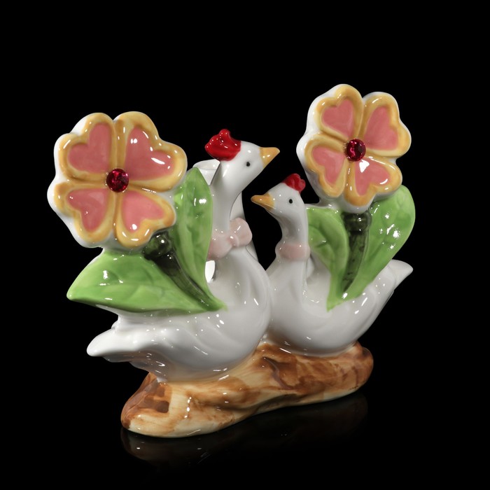 Сувенир керамика вазон "Лебедь и лебёдушка с цветами-сердечками" 15,5х20,5х7 см 