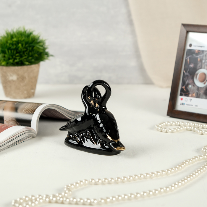 Сувенир керамика "Лебеди - любовь" чёрный с золотом 11х14х5 см 
