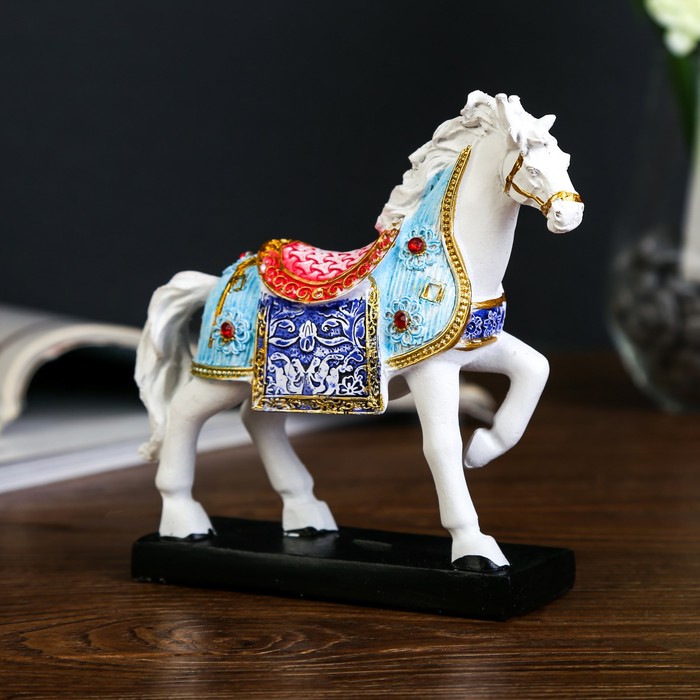 Сувенир полистоун "Белый конь в цветной попоне аллюр" 13х12х4 см 