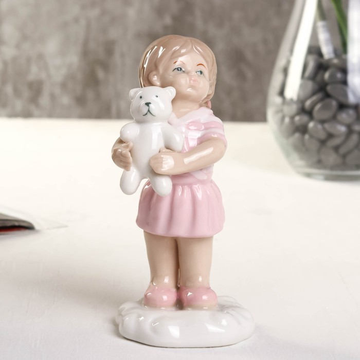 Сувенир фарфор "Девочка с мишкой" розовый 6х5.2х10.2 см 