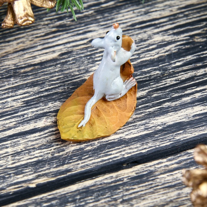 Сувенир полистоун миниатюра "Мышонок на листике" 3,5х2х3,5 см 