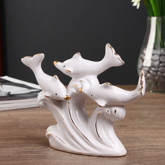 Сувенир керамика "Три дельфина на волне" белый с золотом 10,5х14х4 см 