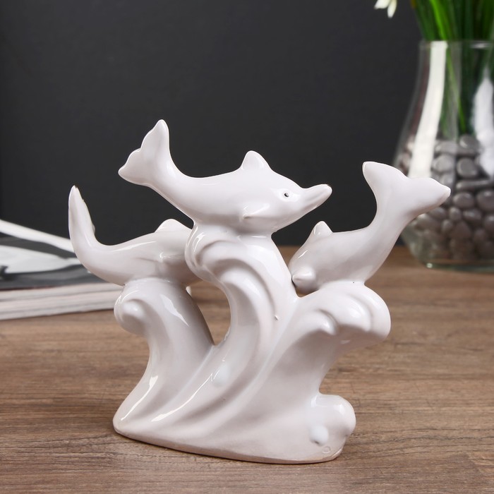 Сувенир керамика "Три дельфина на волне" белый с золотом 10,5х14х4 см 