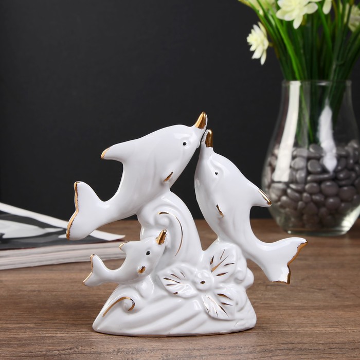 Сувенир керамика "Три дельфина на волне с цветком" белый с золотом 12,5х13,8х3,5 см 