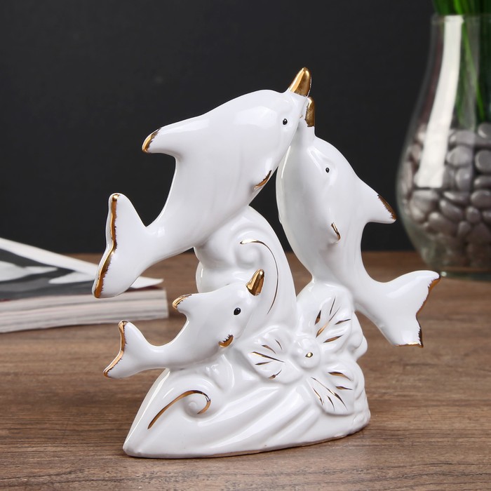 Сувенир керамика "Три дельфина на волне с цветком" белый с золотом 12,5х13,8х3,5 см 