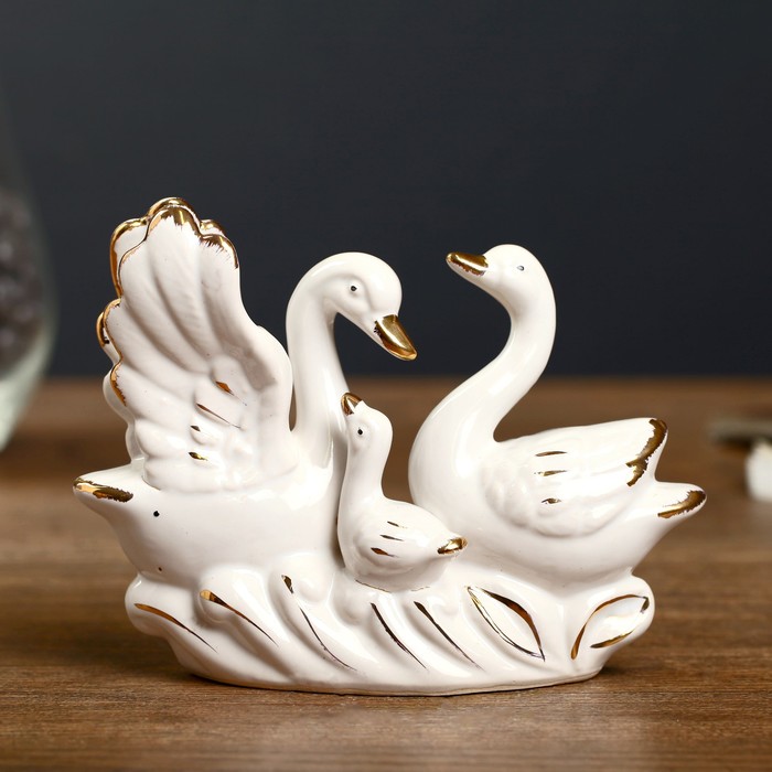 Сувенир керамика "Пара лебедей с птенцом на волнах" белый с золотом 11х14,3х4,2 см 