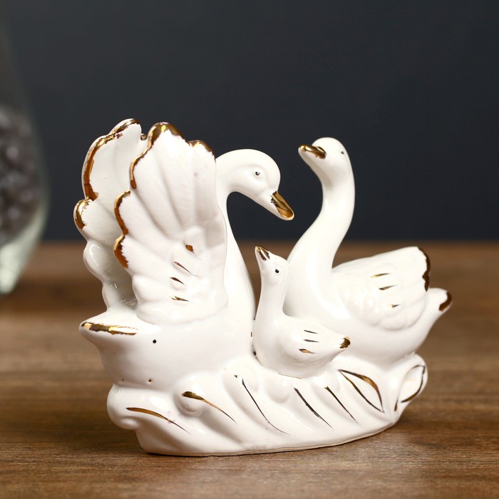 Сувенир керамика "Пара лебедей с птенцом на волнах" белый с золотом 11х14,3х4,2 см 