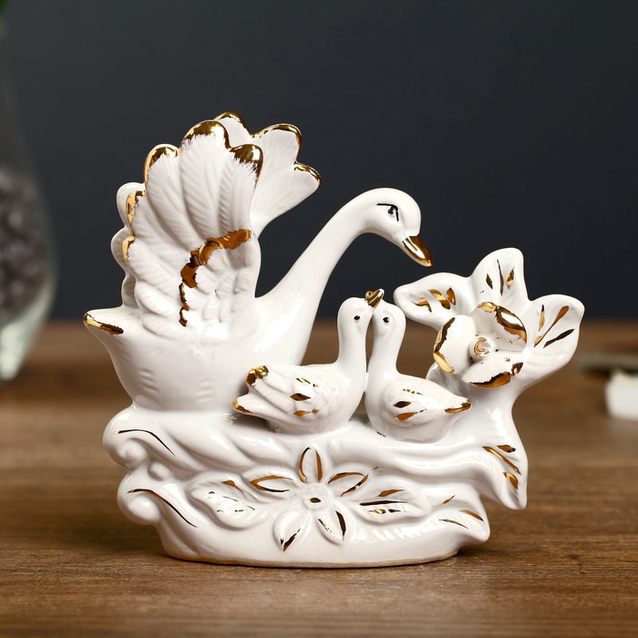 Сувенир керамика "Лебедь с птенцами в цветах" белый с золотом 13х14,2х4 см 