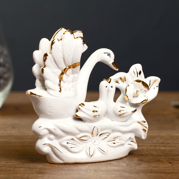 Сувенир керамика "Лебедь с птенцами в цветах" белый с золотом 13х14,2х4 см 