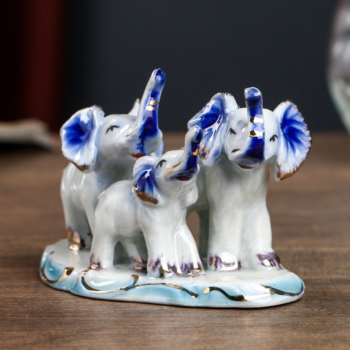 Сувенир керамика "Три слона на полянке" бело-синие с золотом 8х10,8х6 см 
