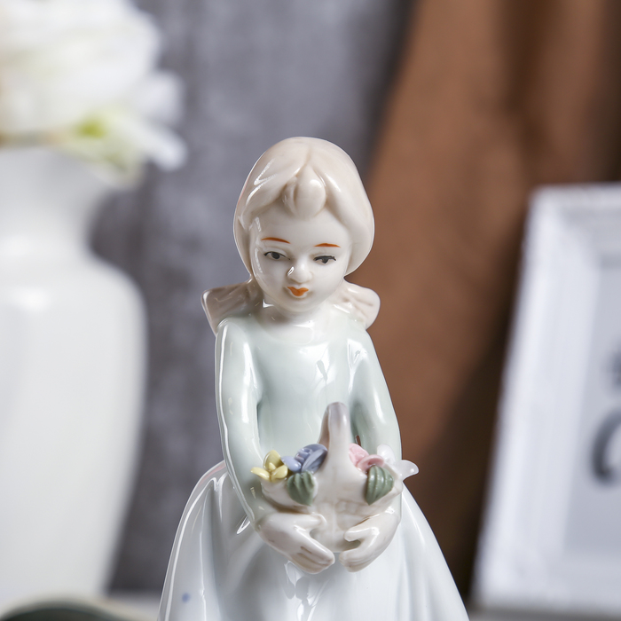 Сувенир "Девочка с корзинкой цветов" 16х8,5х6 см 