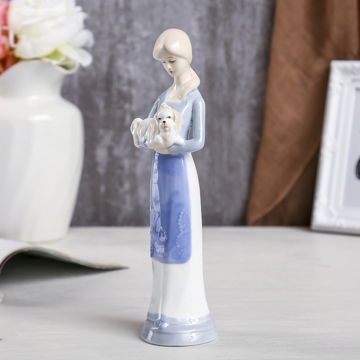 Сувенир "Девушка в голубом платье с собачкой на руках" 22,5х6х5,8 см 
