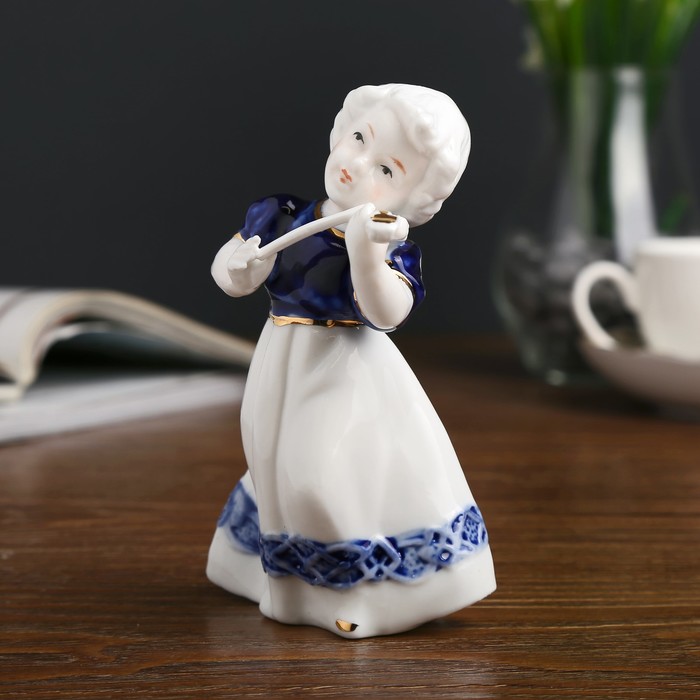 Сувенир керамика "Малышка со скрипкой" кобальт 13х8,5х8 см 