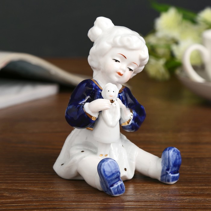 Сувенир керамика "Малышка с куколкой" кобальт 11х9х7,5 см 