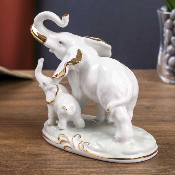 Сувенир "Прогулка слона со слонёнка" белый с золотом 12,2х12,7х7,2 см 