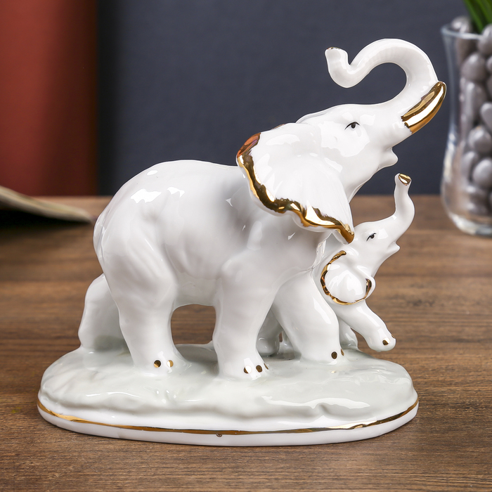 Сувенир "Прогулка слона со слонёнка" белый с золотом 12,2х12,7х7,2 см 