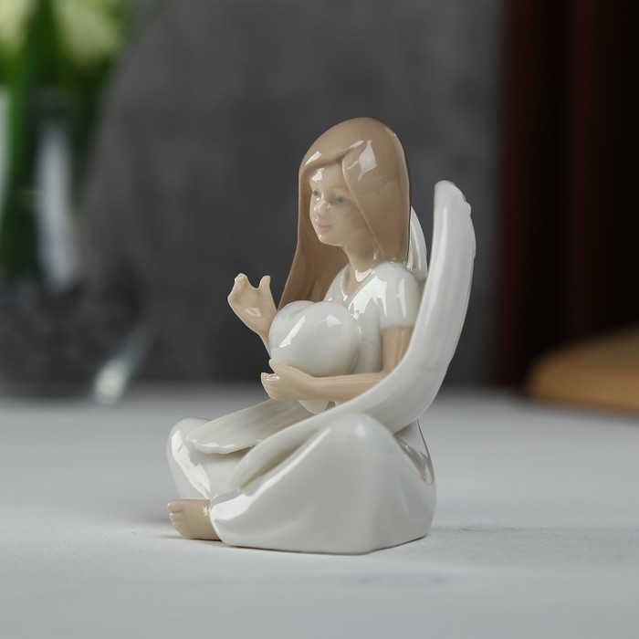 Сувенир керамика "Девушка-ангел в белом платье с сердцем в руках" 11,5х7х7 см 