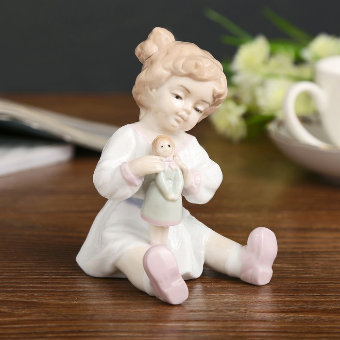 Сувенир керамика "Малышка с куколкой" 11х9х7,5 см 