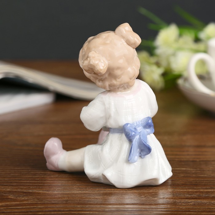 Сувенир керамика "Малышка с куколкой" 11х9х7,5 см 