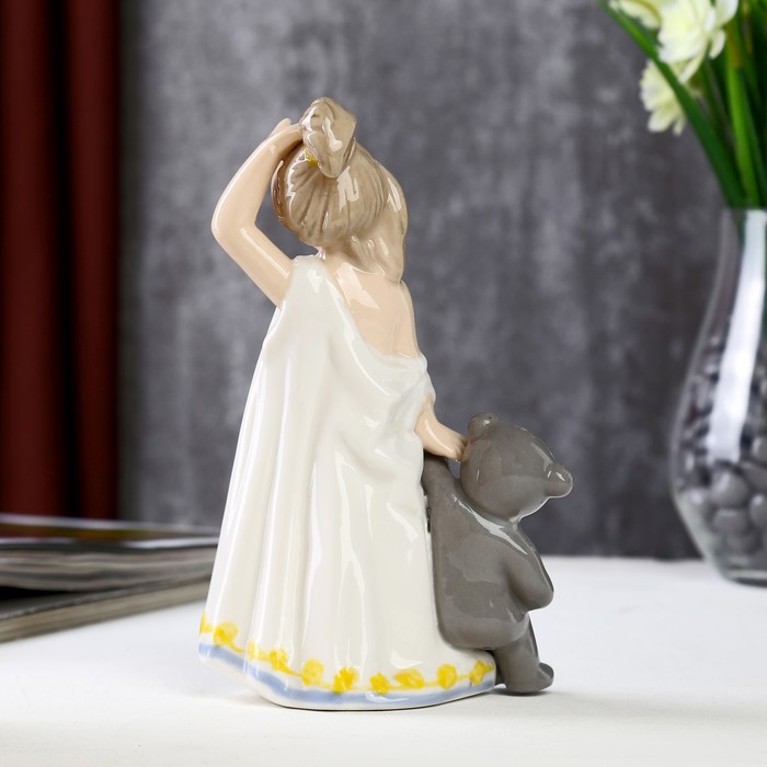 Сувенир керамика "Девочка с мишкой" цветной 16,5х7х11 см 