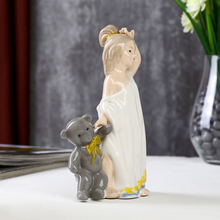 Сувенир керамика "Девочка с мишкой" цветной 16,5х7х11 см 