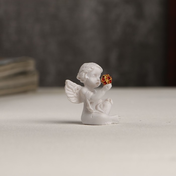 Сувенир полистоун "Белоснежный ангел с красным шариком" 3,5х3х2,2 см 