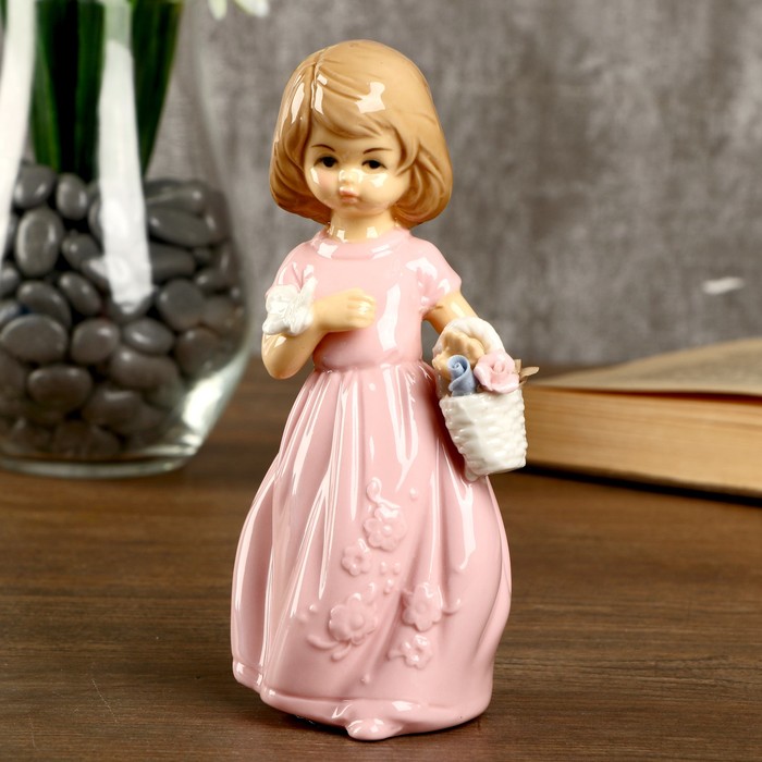 Сувенир керамика "Девочка в нежно-розовом платье с бабочкой и корзиной цветов" 14,5х5,8х7см 
