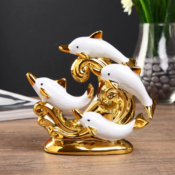 Сувенир керамика "Три дельфина на волне с сердечками" белый с золотом 13,5х17х5,5 см 